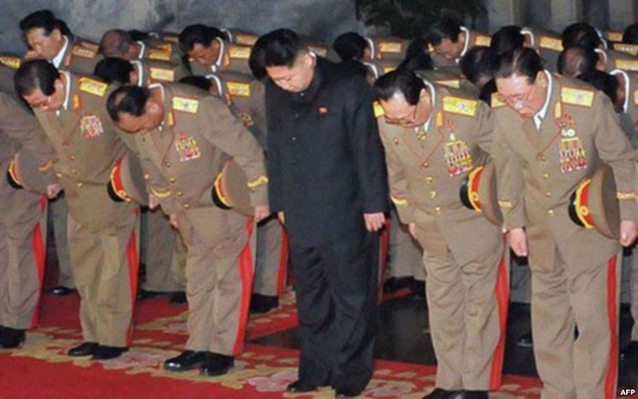 Nhà lãnh đạo Kim Jong-un cùng các tướng lĩnh và quan chức đến viếng lăng Kumsusan mà không có mặt Đệ nhất Phu nhân